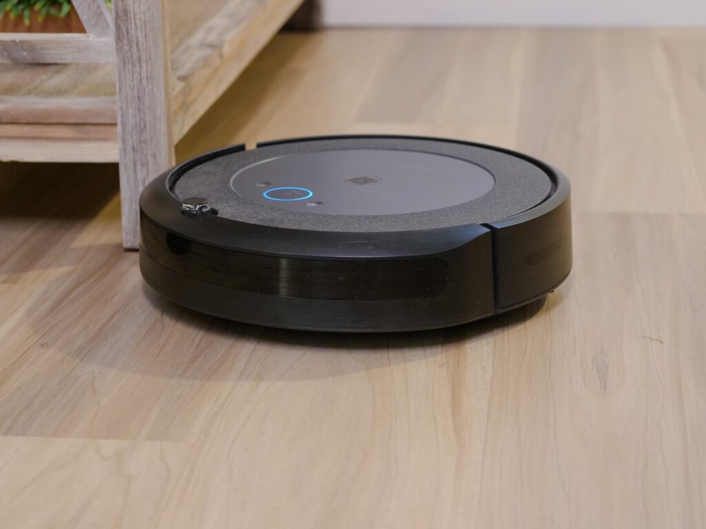 how do i know if my roomba is charging
