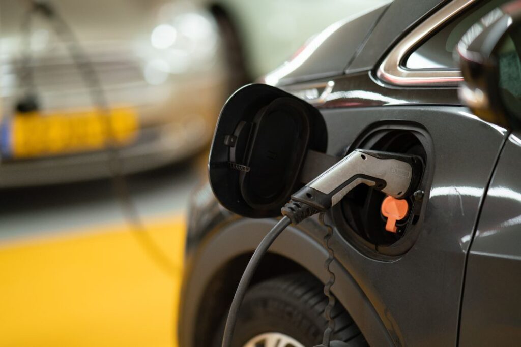 why can't electric cars charge themselves