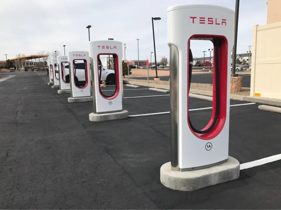 DC Fast Charging(Tesla Supercharger)