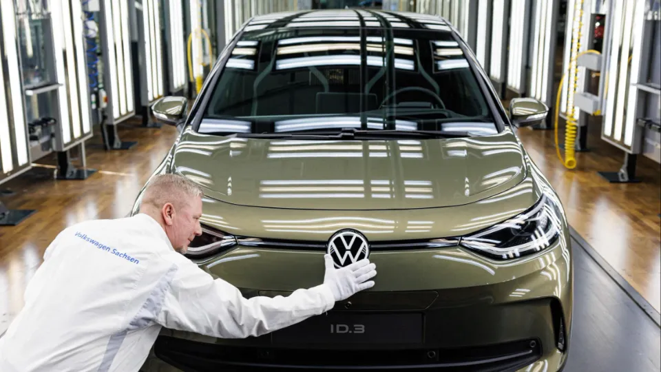 VW Puts European Battery Plant on Hold as It Seeks €10bn from US